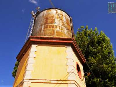 La struttura decisamente r�tro � sormontata da un silos in metallo a tratti arrugginito che reca scritto il nome del Comune in cui si trova